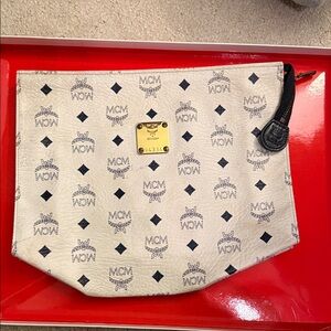 A medium-sized zip pouch, sculpted in Visetos and nappa leather.